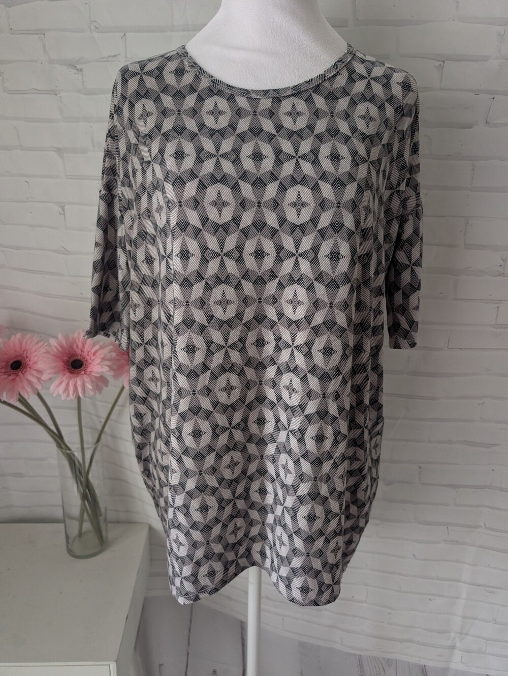 NWT Lularoe Geometric Print Relaxed Fit Women’s Top in Black and White